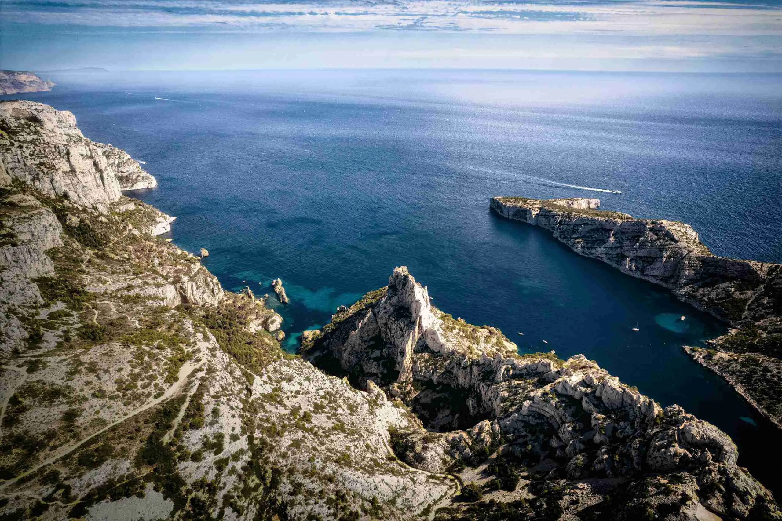 Vue aérienne panoramique avec falaises calcaire et mer Méditerranée turquoise